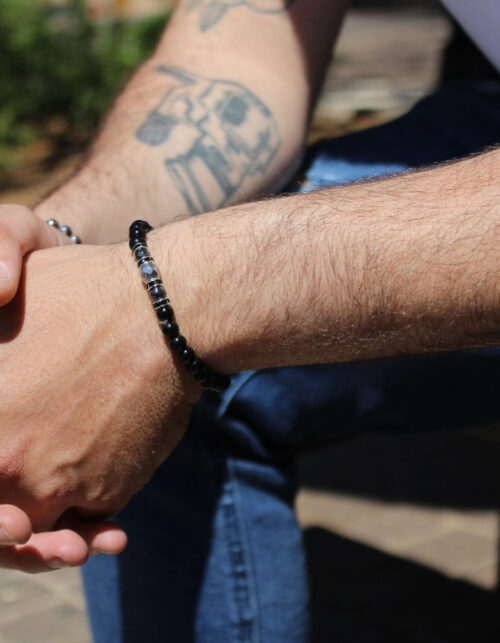 צמיד חרוזים שחור וכסוף