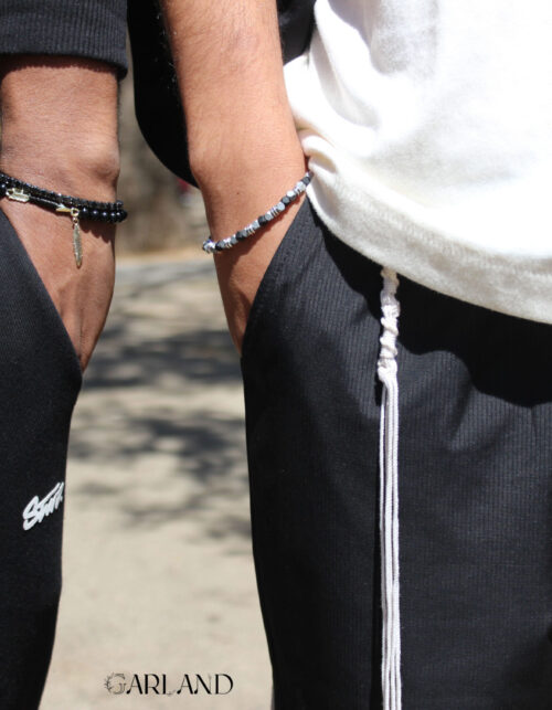 צמיד חרוזים אוניקס וחץ מוזהב