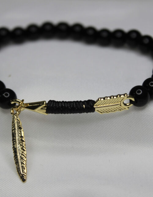 צמיד חרוזים אוניקס וחץ מוזהב