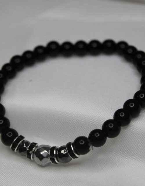 צמיד חרוזים שחור וכסוף