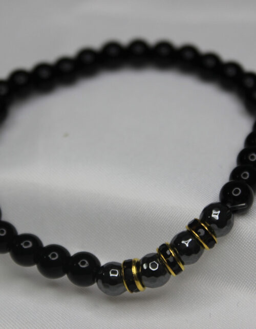 צמיד חרוזים כהים עם אלמנטים מוזהבים