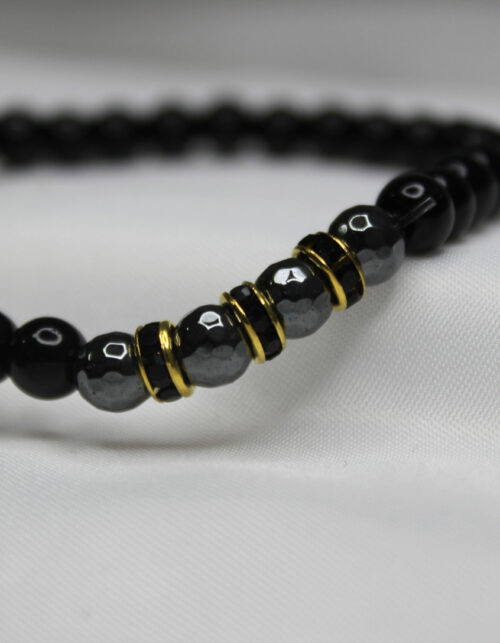 צמיד חרוזים כהים עם אלמנטים מוזהבים