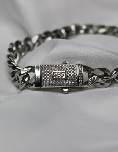 צמיד גורמט כסוף עם סוגר משובץ | סטיינלס סטיל