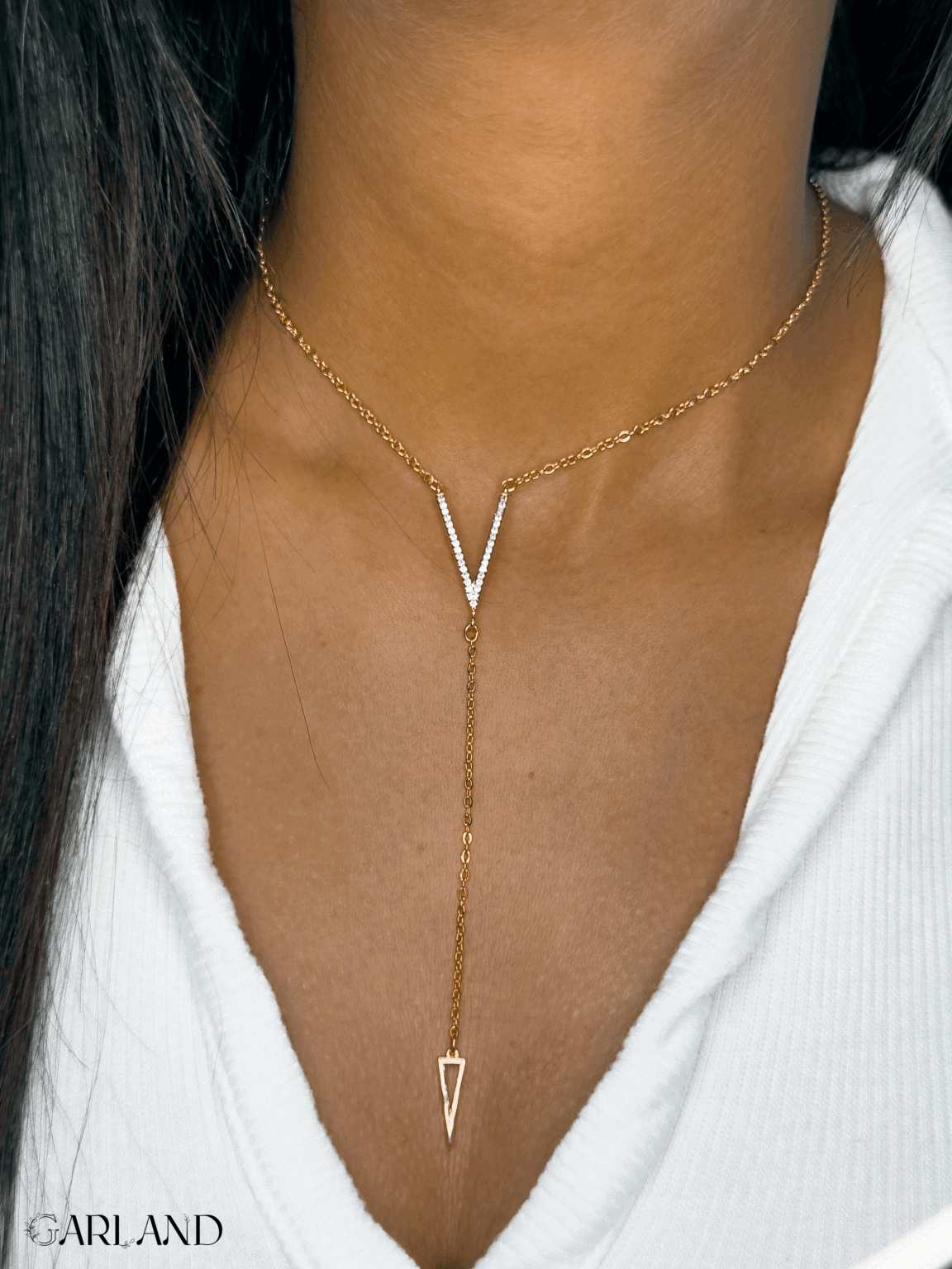 שרשרת-עניבה-V-עם-תליון-כוכב-משובץ