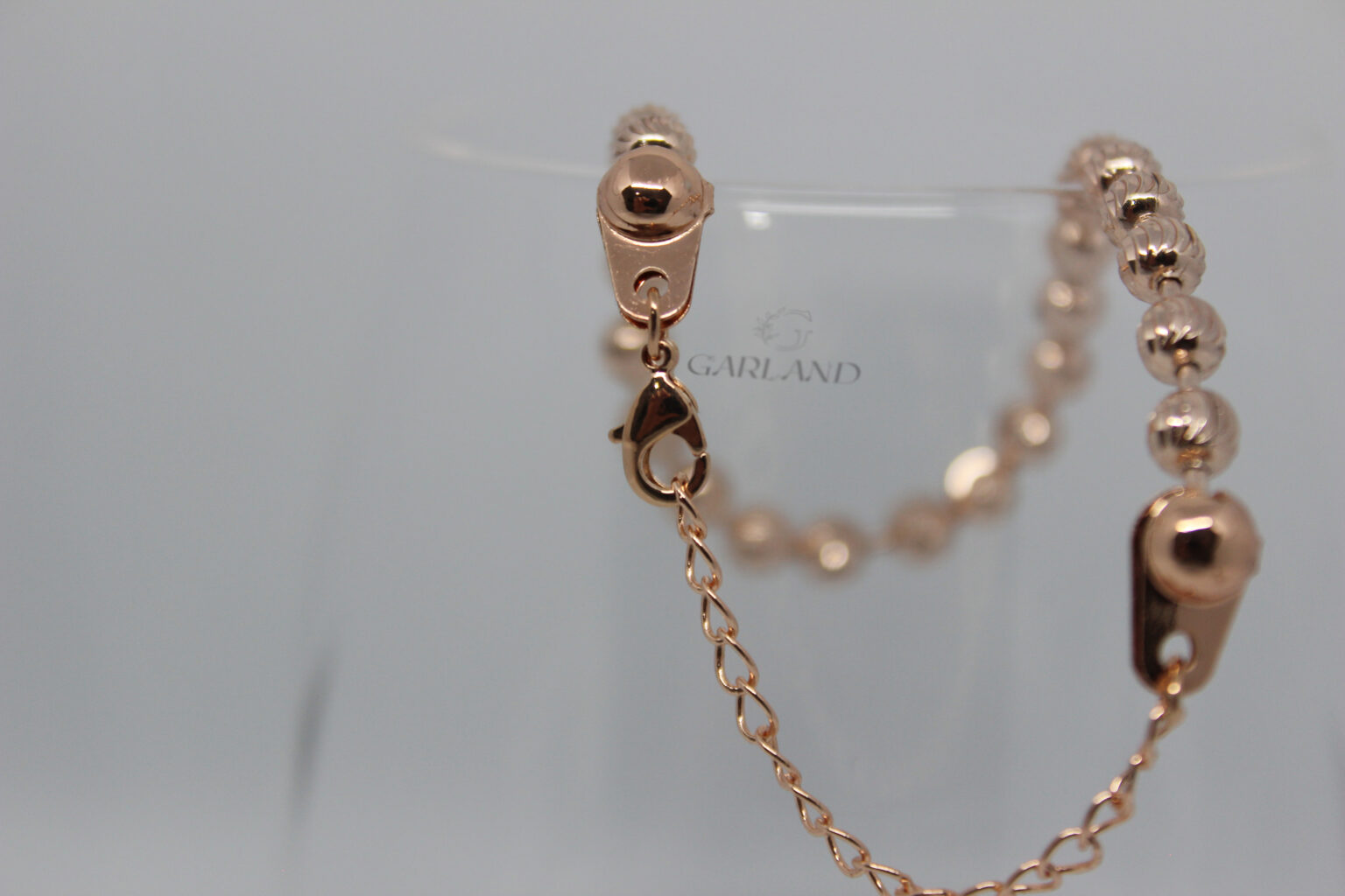 סוגר צמיד עיגולים גדולים חיתוכי לייזר רוז גולד