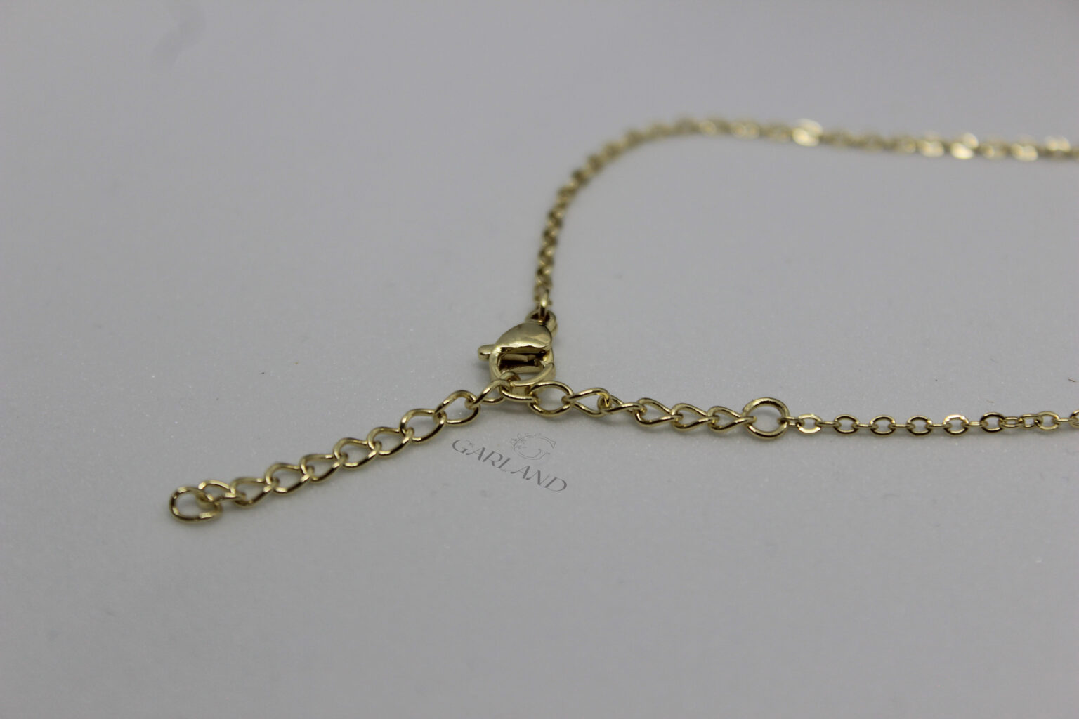 סוגר שרשראות זהב