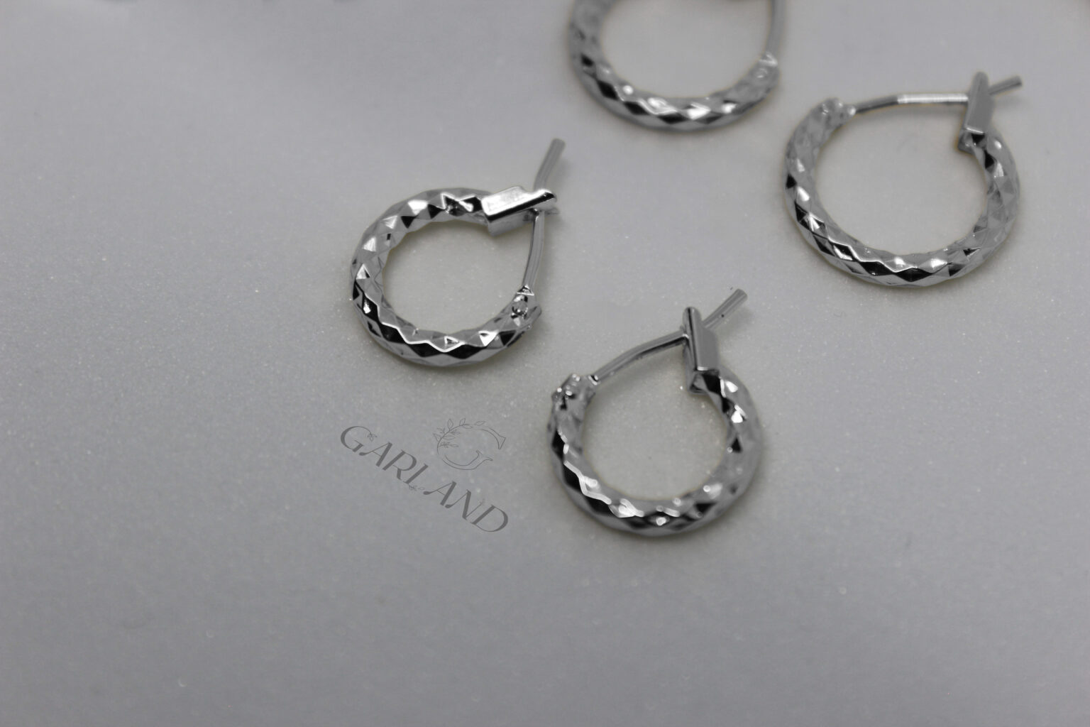 עגילי חישוק כסופים קטנים