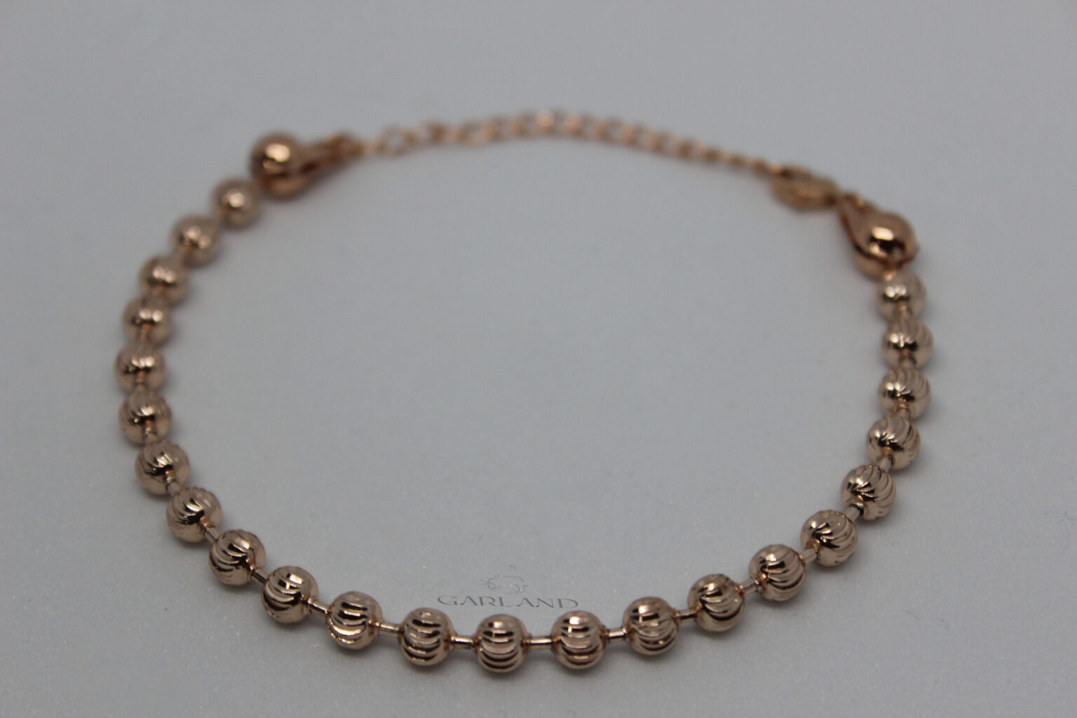 צמיד עיגולים גדולים חיתוכי לייזר רוז גולד 2