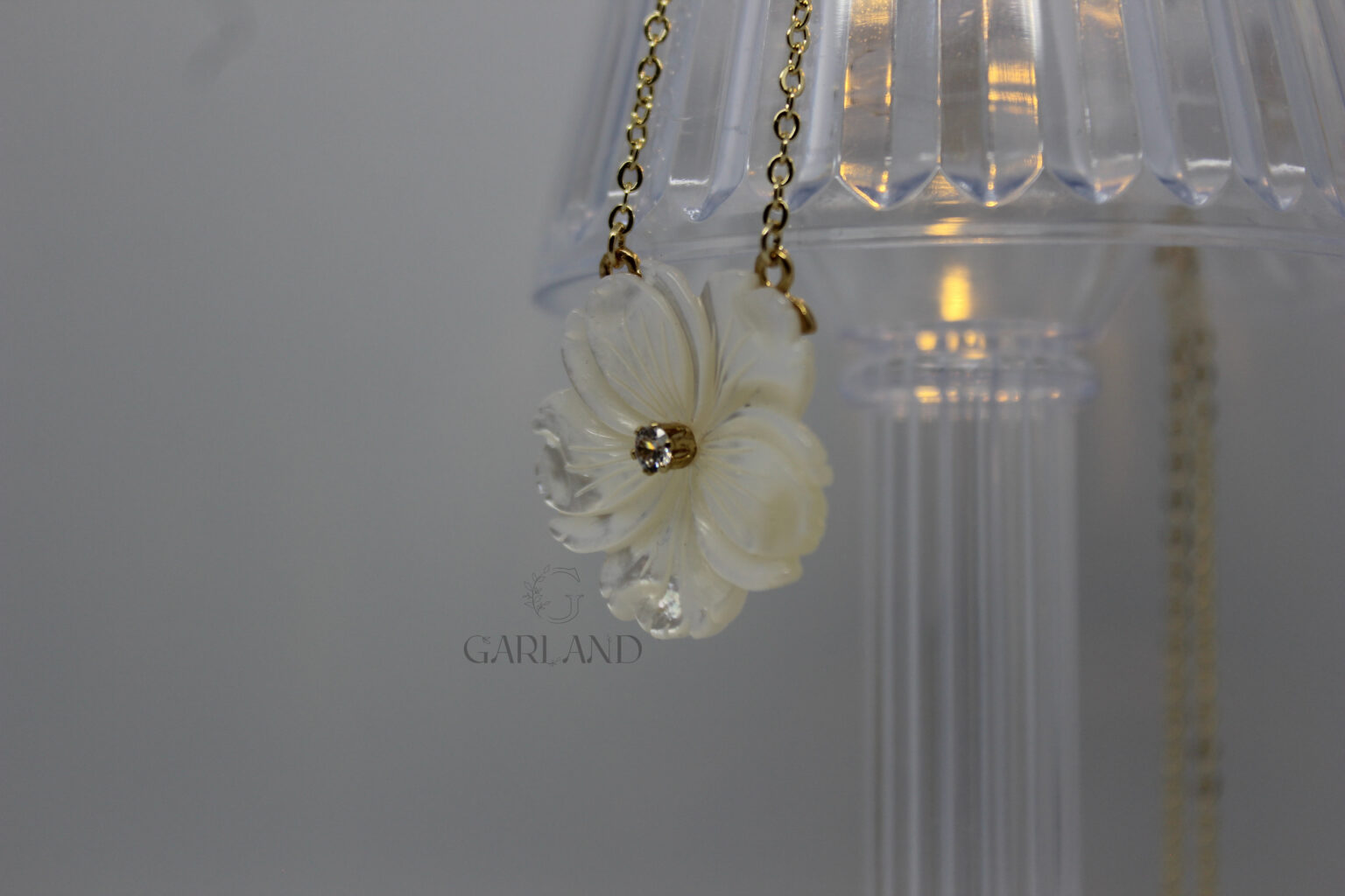 שרשרת זהב פרח לבן זירוקון מרכזי
