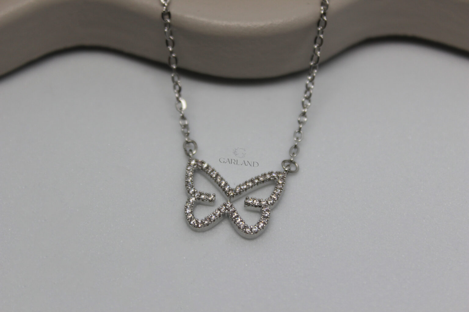 שרשרת פרפר קטן משובץ